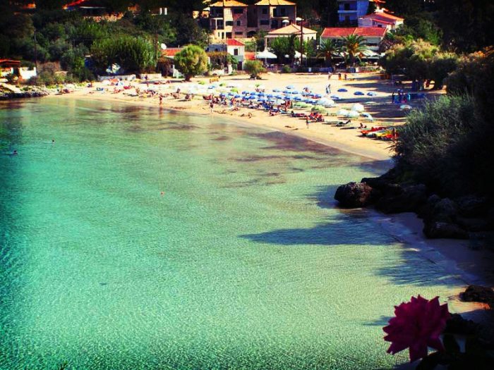 2,5 ώρες, 27,5 ευρώ: Η ελληνική παραλία-όνειρο που απαγορεύονται οι ρακέτες (Pics)
