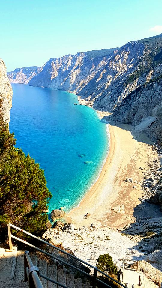 Οι ωραιότερες στην Ελλάδα: Γι' αυτές τις 2 παραλίες αξίζει να κατέβεις 450 σκαλοπάτια (Pics)