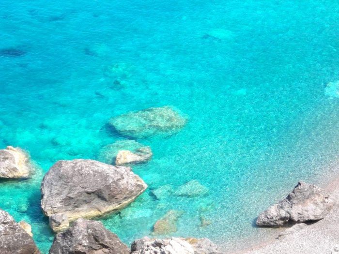 Οι ωραιότερες στην Ελλάδα: Γι' αυτές τις 2 παραλίες αξίζει να κατέβεις 450 σκαλοπάτια (Pics)