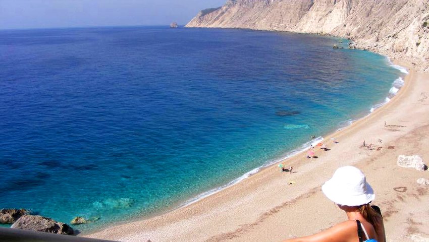 Επικίνδυνη Παραλία: Τολμάς να πας; Η πιο ωραία παραλία της Ελλάδας είναι κλειστή λόγω επικινδυνότητας