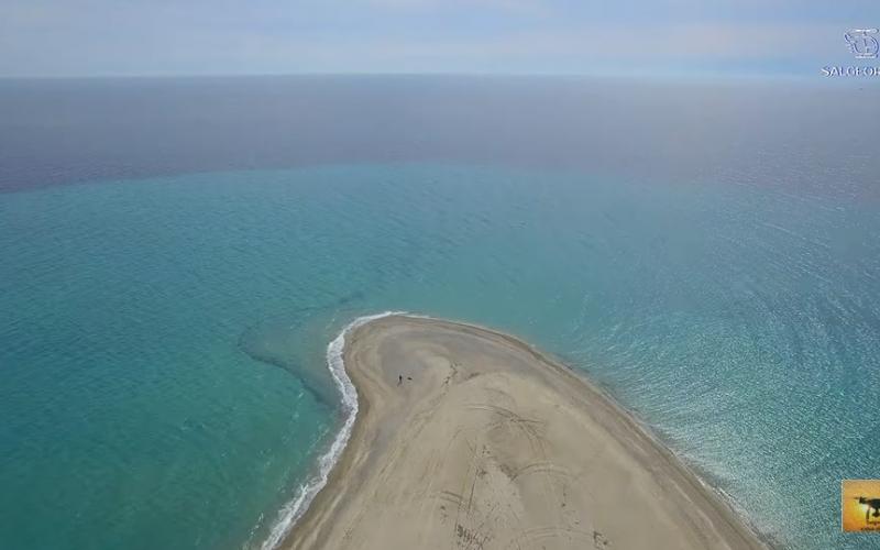 Χαλκιδική: Η μαγευτική αμμώδης παραλία με κρυστάλλινα νερά (VIDEO)