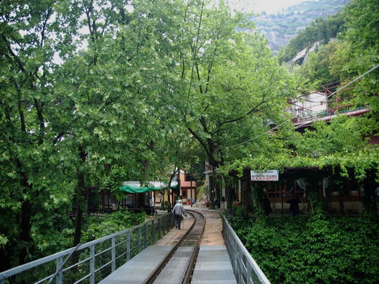 Ζαχλωρού: Ένα χωριουδάκι-κόσμημα και ένα τρένο που κάνει κάθε μέρα την ομορφότερη διαδρομή
