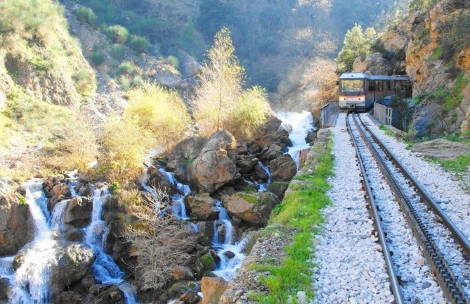 Ζαχλωρού: Ένα χωριουδάκι-κόσμημα και ένα τρένο που κάνει κάθε μέρα την ομορφότερη διαδρομή