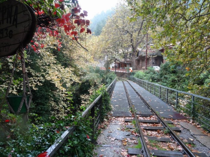 Ζαχλωρού: Ένα χωριουδάκι-κόσμημα και ένα τρένο που κάνει κάθε μέρα την ομορφότερη διαδρομή