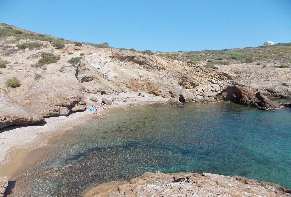 Πέντε ήσυχες και ασφαλείς παραλίες σε απόσταση αναπνοής από την Αθήνα