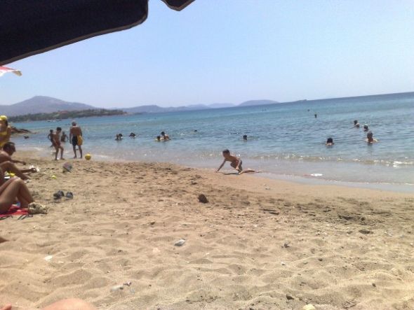 Παραλίες κοντά στην Αθήνα: 7 ασφαλείς παραλίες με άμμο για οικογενειακές βουτιές