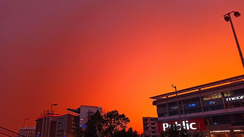 Υπέροχες Εικόνες: Σκόνη και ηλιοβασίλεμα «έβαψαν» πορτοκαλί τον ουρανό της Αττικής