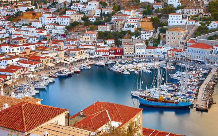 Το νησί – καρτ ποστάλ που πας με καραβάκι από την Αθήνα, δεν έχει αυτοκίνητα και φέτος θα ρίξει τις τιμές για τους Έλληνες