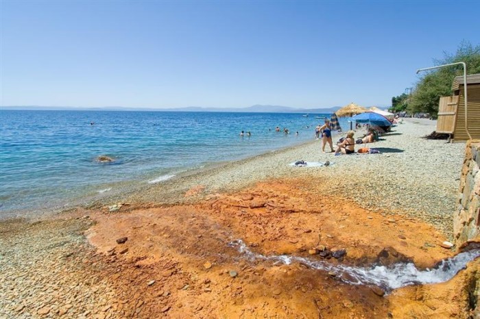 Ήλια: Γνωρίστε την παραλία της Εύβοιας  που μπορείς να κάνεις μπάνιο μέχρι τον Νοέμβρη
