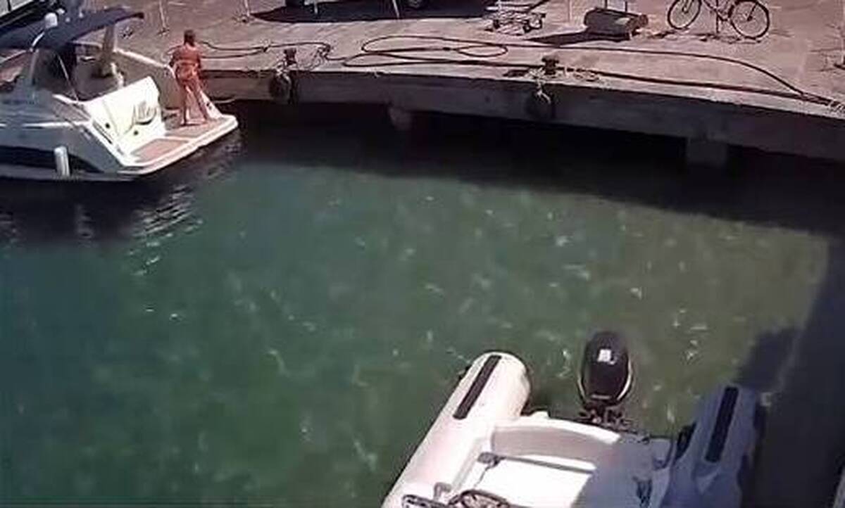 Σκάφος έκρηξη: Γυναίκα πετάγεται μέσα στη θάλασσα μετά από έκρηξη σε σκάφος (Βίντεο)