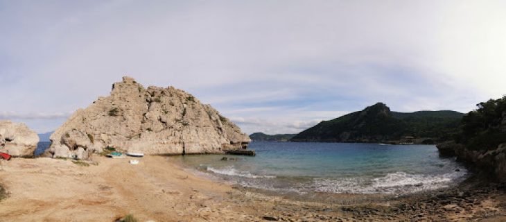 Στέρνα: Μια κρυφή ασφαλής παραλία με γαλάζια νερά 90' από την Αθήνα
