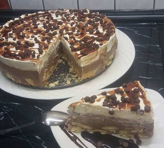 Δίχρωμη τούρτα: Πανεύκολη και λαχταριστή με μπισκότα, ζαχαρούχο και μερέντα για όλες τις περιστάσεις