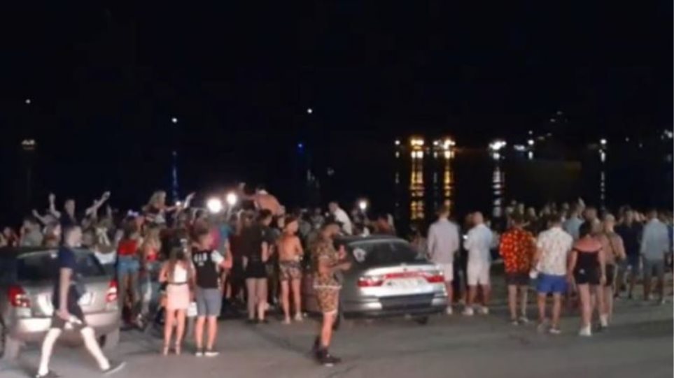 Ζάκυνθος γλέντι: Συνωστισμός και χοροί μέχρι το πρωί σε παραλία μετά το κλείσιμο των μπαρ στις 12
