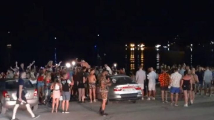 Ζάκυνθος γλέντι: Παρά το κλείσιμο στις 12 γλένταγαν μέχρι το πρωί