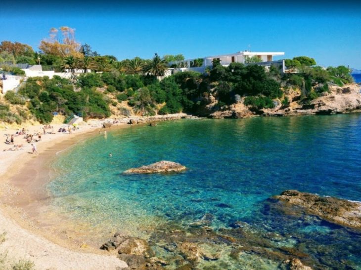 Μυστικές παραλίες: 13 ασφαλείς επιλογές με υπέροχα νερά στην Αττική
