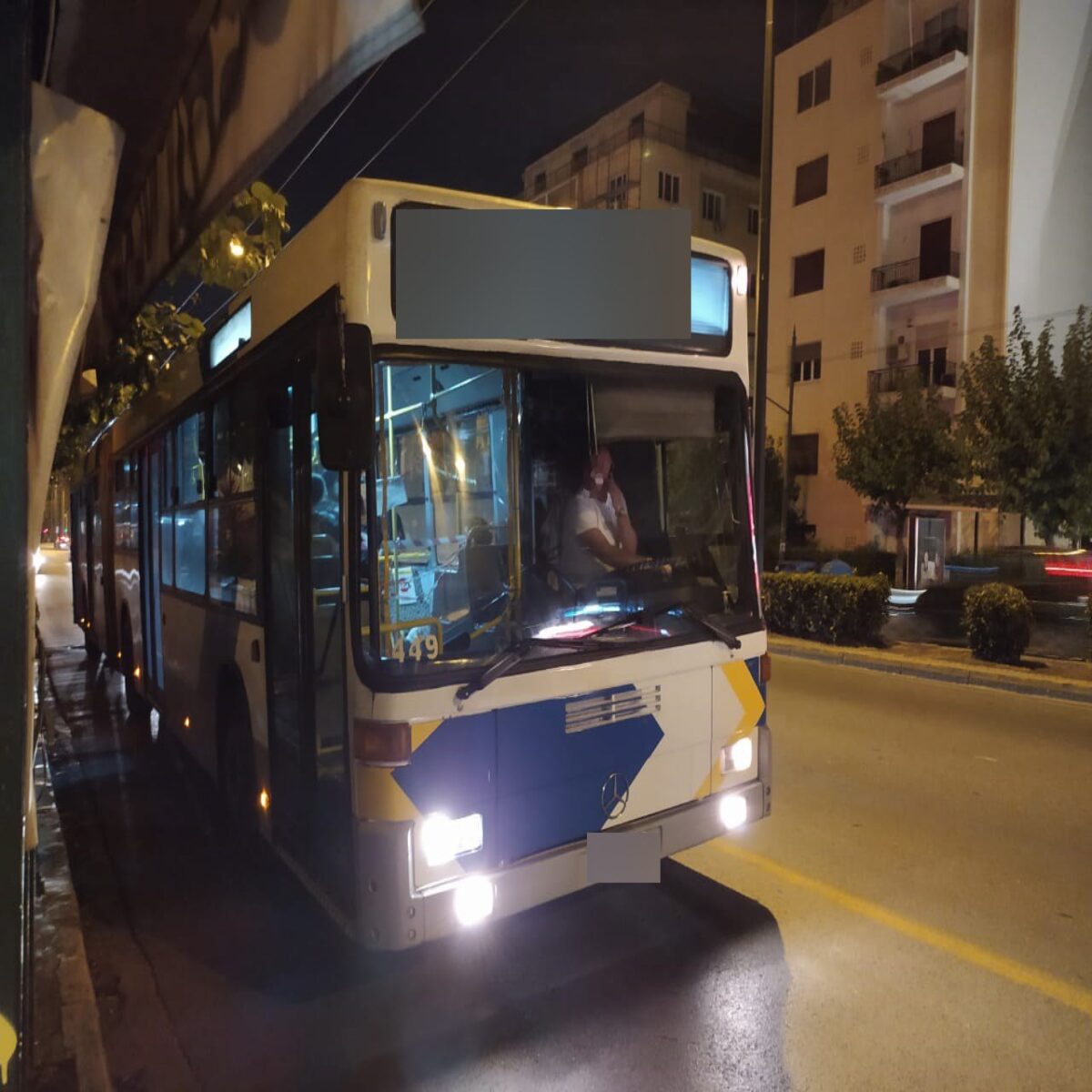 Οδηγός λεωφορείου χωρίς μάσκα μιλάει στο κινητό ενώ οδηγεί – Καλώς ήρθατε στην Ελλάδα του 2020