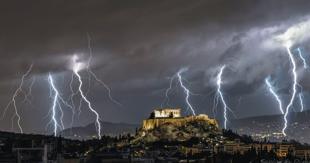 Ακρόπολη φωτογραφία: Έλληνας φωτογράφος έβγαλε το ιστορικό μνημείο περικυκλωμένο από κεραυνούς