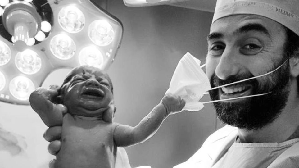 Νεογέννητο 2020: Το γύρο του κόσμου κάνει μωράκι που τραβάει τη μάσκα του γιατρού