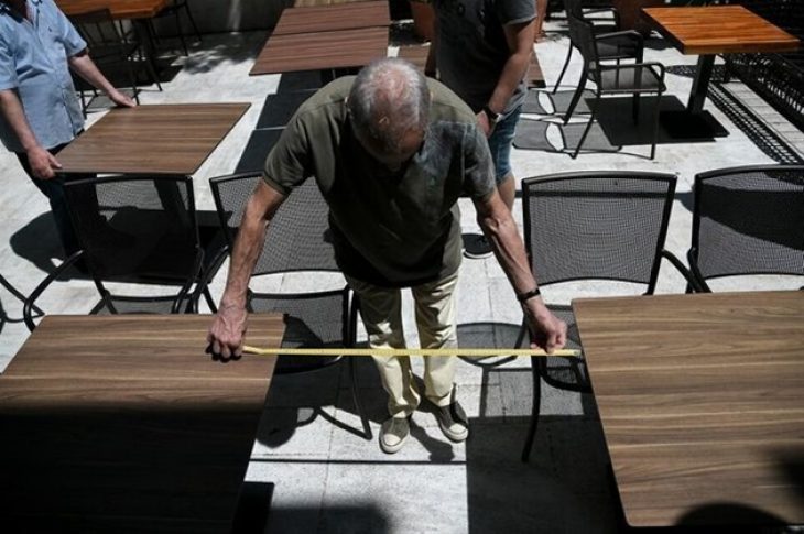Κορονοϊός έκτακτα μέτρα: Λιγότερα άτομα από αύριο ανά τραπέζι
