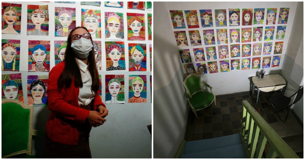 Θεσσαλονίκη: 27χρονη ζωγράφος με σύνδρομο Down στήνει τα πορτρέτα της σε κλιμακοστάσιο πολυκατοικίας