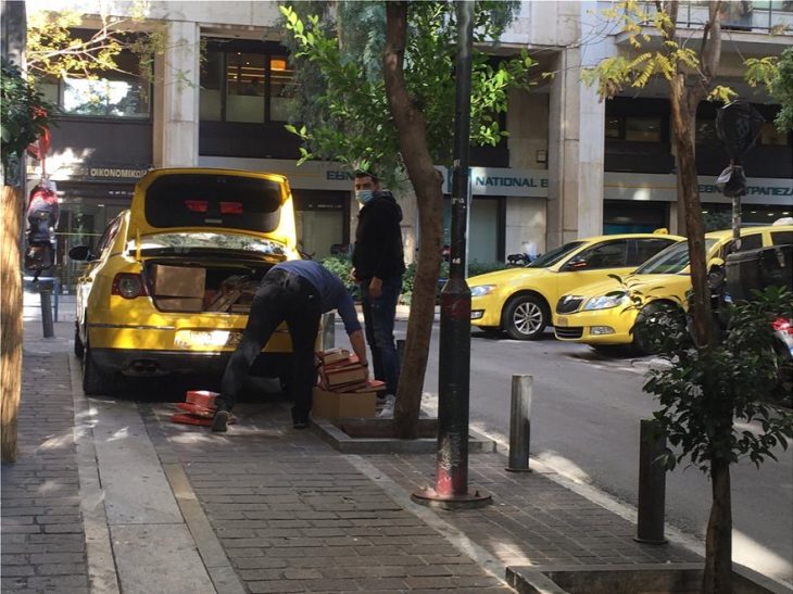 Παραγγελίες: Τα καταστήματα επιστρατεύουν μέχρι και ταξί