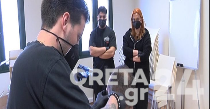 Κρήτη: Κομμωτές κουρεύουν δωρεάν αστέγους και έχοντες προβλήματα