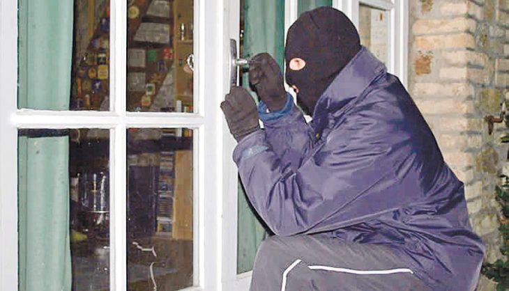 Σοκ στην Χαλκίδα: Κουκουλοφόροι λήστεψαν το σπίτι μάνας με παιδιά