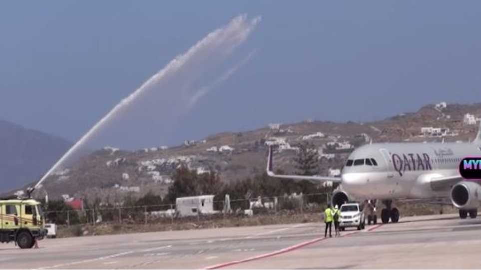 Μύκονος: Με αύρες νερού υποδέχτηκαν τους πρώτους τουρίστες στο νησί για να τους τιμήσουν