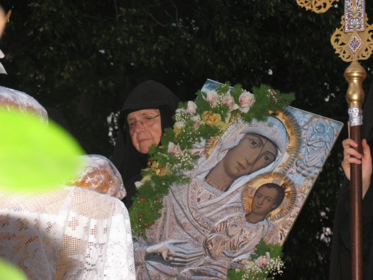 Παναγία Βαρνάκοβα:
«Μην ξανακλάψεις έτσι, παιδί μου, επάνω στην εικόνα μου. μου ράγισες την καρδιά»