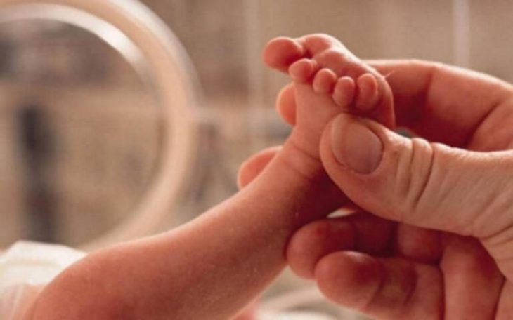 Πάτρα τρίδυμα: Γέννησε τρια παιδιά στα 43 της χρόνια