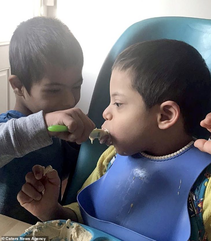 Παιδί με Σύνδρομο Down: Φροντίζει τα τρία ανάπηρα αδέρφια του
