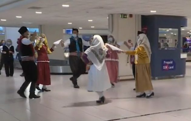 Χορεύουν οι Ροδίτες επειδή ήρθαν οι τουρίστες – Θερμή υποδοχή στο αεροδρόμιο