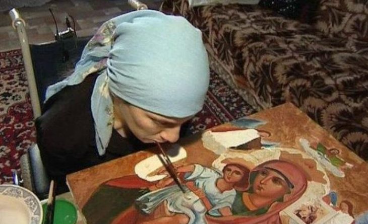 Γυναίκα χωρίς χέρια ζωγραφίζει αγιογραφίες με το στόμα 