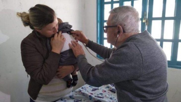 92χρονος παιδίατρος: Επισκέφτεται φτωχά παιδιά δωρεάν
