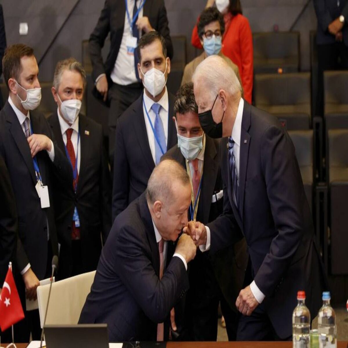 Σύνοδος ΝΑΤΟ: Ο Ερντογάν «φίλησε το χέρι» του Μπάιντεν και έγινε viral