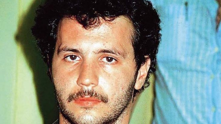 Η απόδειξη του κρεοπωλείου που βρέθηκε σε μια από τις σακούλες, οδήγησε την αστυνομία στην περιοχή και ο Φραντζής συνειδητοποίησε ότι το σχέδιο του είχε ναυαγήσει.

Κατά την αναπαράσταση του τεμαχισμού, ο Φραντζής άφησε άφωνη την κοινή γνώμη όταν ρωτήθηκε, πως είχε καταφέρει να τεμαχίσει το πτώμα με τόση ακρίβεια. «Δεν είναι ανάγκη να δουλεύω σε κρεοπωλείο για να ξέρω. Είναι πολύ εύκολο. Δεν είναι τίποτα το δύσκολο, αρκεί να σημαδεύεις τις κλειδώσεις».

Για 10 ημέρες η ιστορία έπαιζε σε «επεισόδια» στα Μ.Μ.Ε. με ανατριχιαστικές λεπτομέρειες, στο μεγαλύτερο έως τότε media overkill που είχε καταγραφεί στον εθνικό Τύπο, σε βάρος ενός κατηγορούμενου. Η δίκη του ξεκίνησε το Σεπτέμβριο του 1988 και καθ’ όλη τη διάρκεια της, ο δράστης επέμενε ότι δεν είχε σκοπό να σκοτώσει τη σύζυγό του.
«Δεν τη σκότωσα. Ήταν ατύχημα. Δέχομαι μόνο την προσβολή νεκρού. Δεν τη στραγγάλισα. «Τεμάχισα το πτώμα γιατί ήθελα να το εξαφανίσω. Όχι για το τομάρι μου. Τύψεις θα έχω σ’ όλη μου τη ζωή και δεν θα συγχωρήσω ποτέ τον εαυτό μου που δεν έδειξα ψυχραιμία τη στιγμή που πέθανε η Ζωή. Φονιάς όμως δεν είμαι και ούτε πρόκειται να γίνω», κατέθεσε μεταξύ άλλων στο δικαστήριο.

Φυσικά το σενάριο του ατυχήματος δεν αποδείχτηκε, ούτε αποδόθηκε κάποιο ελαφρυντικό στον Φραντζή, όπως είχε ζητήσει η υπέρασπιση («μειωμένο καταλογισμό»). Ο εισαγγελέας είχε ζητήσει μάλιστα τη θανατική καταδίκη του, έστω και αν η ποινή είχε καταργηθεί από το 1972. «Κανένα ζώο του ζωικού βασιλείου δεν θα έκανε τέτοιο έγκλημα», αιτιολόγησε την αξίωσή του.
Ο Φραντζής κρίθηκε ένοχος για ανθρωποκτονία εκ προθέσεως και περιύβριση νεκρού. Καταδικάστηκε σε ισόβια κάθειρξη με ψήφους 5-2. Οι δύο ένορκοι που μειοψήφησαν, ισχυρίστηκαν ότι θα έπρεπε να του αναγνωριστεί το ελαφρυντικό του προτέρου εντίμου βίου

Τα ισόβια βέβαια εξελίχθηκαν για άλλη μία φορά σε τύποις καταδίκη. Ο Φραντζής εξέτισε 18 χρόνια και αποφυλακίστηκε τον Οκτώβριο του 2005 από τις φυλακές Άγιας Χανίων, «συνεπεία ευεργετικού υπολογισμού 2316 ημερών εργασίας και αναστολής εκτελέσεως του υπολοίπου της ποινής του».

Από το 1997 λάμβανε εκπαιδευτικές άδειες, συνεχίζοντας τις σπουδές του στο Οικονομικό Πανεπιστήμιο Αθηνών, τις οποίες ωστόσο σταμάτησε τέσσερα μαθήματα πριν από το πτυχιό.
Με διαγωγή επαινετή από σειρά διευθυντών φυλακών, κοινωνικών λειτουργών και σωφρονιστικών υπαλλήλων, ο Φραντζής ξεκίνησε από το 2003 να ζητά να του επιτραπεί η υφ’ όρον απόλυση, κάτι που συνέβη δύο χρόνια αργόγερα.

Σε επιστημονικό επίπεδο συνιστά το είδος του κρατούμενου που δίνει νόημα στην αξία του σωφρονισμού, όσο και αν η επανένταξή του στο κοινωνικό σύνολο δεν είναι δυνατόν να μένει ανεμπόδιστη από τα γεγονότα της 25ης Ιουνίου του 1987.
