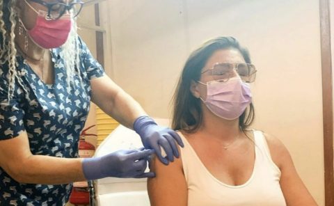 Έλενα Παπαρίζου: Έκανε σήμερα το εμβόλιο κατά του κορονοϊού - Το μήνυμά της για όσους έχουν αλλεργίες