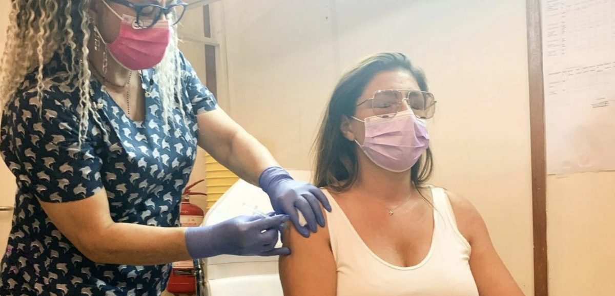 Έλενα Παπαρίζου: Έκανε σήμερα το εμβόλιο κατά του κορονοϊού – Το μήνυμά της για όσους έχουν αλλεργίες