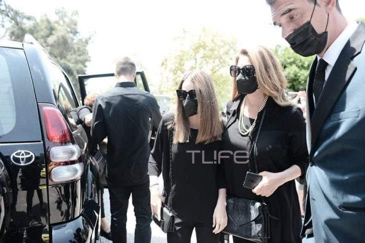 Κηδεία Τόλη Βοσκόπουλου: Συντετριμμένες η κόρη του Μαρία Βοσκοπούλου και η Άντζελα Γκερέκου