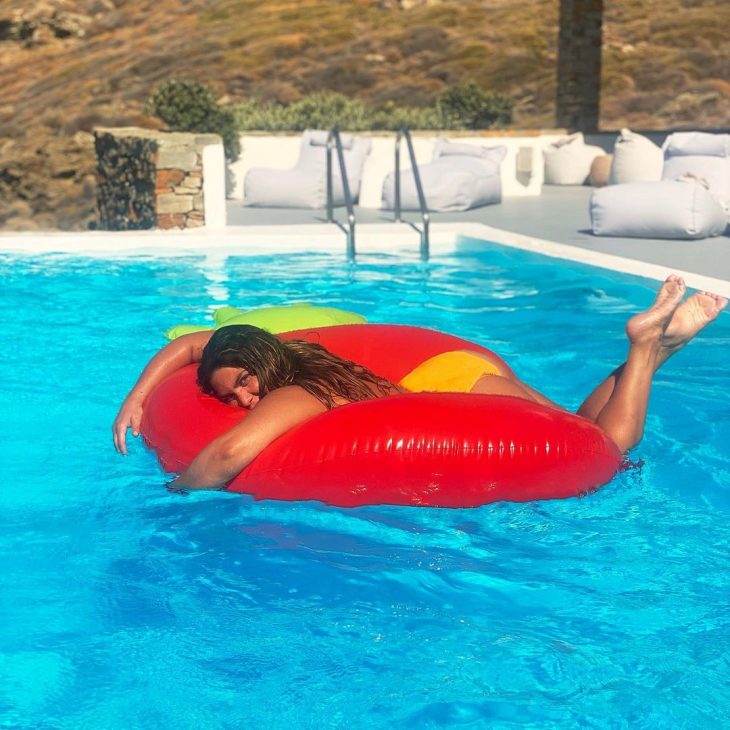 Δανάη Μπάρκα: Ποζάρει με το μαγιό της μπρούμυτα για πρώτη φορά και στέλνει το πιο σωστό μήνυμα στους κομπλεξικούς