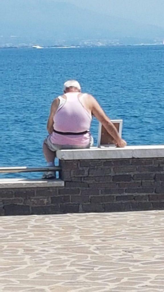Αληθινή αγάπη: Άντρας κάθεται κάθε πρωί στη θάλασσα με τη κορνίζα της νεκρής γυναίκας του