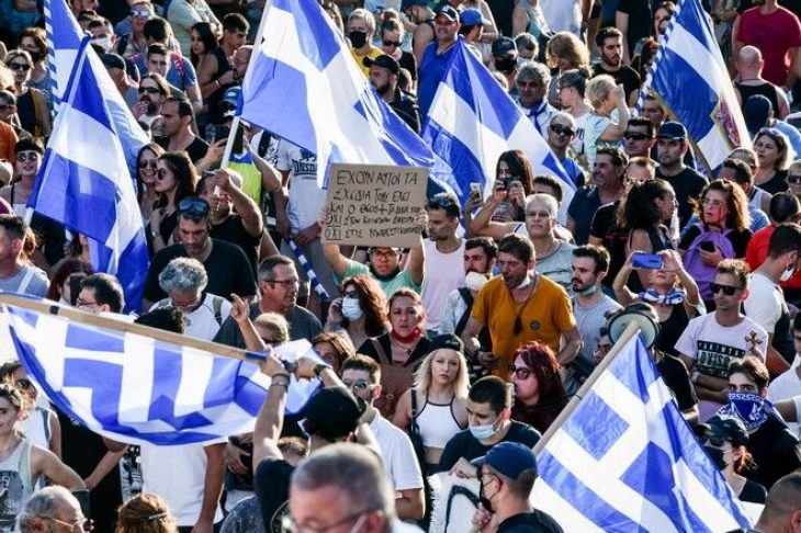 Επεισόδια στο Σύνταγμα: Ξεχύθηκαν στους δρόμους κατά των εμβολίων