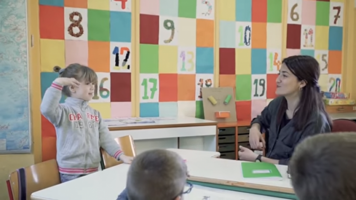 Συγκινητικό βίντεο: Μία σχολική τάξη μαθαίνει νοηματική για να επικοινωνεί με τη μικρή Ευαγγελία
