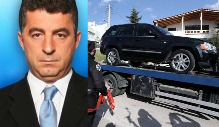 Το νεκρό σώμα του Γιώργου Καραϊβάζ το βίωσε αυτό. Δεν το βίωσε όμως από δημοσιογράφους, δεν το βίωσε από φωτορεπόρτερ που τους έχει επωαστεί αυτό το ένστικτο και η επαγγελματική τους ψυχή παίρνει πρωτοβουλία πριν την κανονική. Το βίωσε από έναν στη γειτονιά που βρήκε ευκαιρία μέσα στην αρχική αναμπουμπούλα να κατέβει στο δρόμο, να μάθει τι έγινε, να καταλάβει ποιον δολοφόνησαν και να τον φωτογραφίσει με τις τόσες σφαίρες να έχουν τρυπήσει το σώμα του.

Το αρρωστημένο μυαλό δεν σταμάτησε εδώ. Δεν φωτογράφισε για να τις κοιτάζει ο ίδιος και κάποια στιγμή πιο μετά, στο μέλλον να τις πουλήσει. Κι αυτό άρρωστο θα ήταν, αλλά θα έδειχνε ένα μικρό, ελάχιστο σημάδι σεβασμού προς το νεκρό. Όχι. Αυτός θέλησε να στήσει πλειστηριασμό, απευθύνθηκε σε δημοσιογράφους, βρήκε την τιμή που ήθελε πιθανώς και προώθησε το υλικό. Και μόλις αντιλήφθηκε ότι εκεί που τις έστειλε δε θα δημοσιευτούν, έπαιξε και δεύτερη παρτίδα σε άλλο μέσο που ήξερε ότι θα βρει αντίκρυσμα το θράσος του.
Κάποιος φαντασιώνεται μια χολιγουντιανή αναπαράσταση του εαυτού του, ότι δίνει ραντεβού σε κάποιο γκαράζ αργά το βράδυ, κρύβεται πίσω από μια κολώνα και δίνει την πληροφορία που θέλει, απολαμβάνοντας έτσι την πλήρωση ενός προσωπικού φαντασιακού, τον οργασμό του ρόλου-κλειδί!

Κάποιος θα γυρίσει να πει «εσείς οι δημοσιογράφοι που το κάνετε και μάλιστα σε πολέμους πάνω από εκατόμβες νεκρών, είστε καλύτεροι;» και μάλλον δίκιο θα έχει. Ποιος είπε ότι είμαστε καλύτεροι; Κι αν στην περίπτωση ενός πολέμου μπορεί κάποιος να βρει ηθικό κίνητρο την ενημέρωση του κόσμου γι΄αυτό που συμβαίνει σε έναν τόπο, δεν ισχύει το ίδιο όταν γίνεται όπως στην περίπτωση Καραϊβάζ.
Μήπως στη δολοφονία Φύσσα δεν υπήρξαν δημοσιογράφοι που τον φωτογράφισαν νεκρό και το έβγαλαν και εξώφυλλο; Υπήρξαν.

Τουλάχιστον όμως, έστω και ως ψευδαίσθηση, σε αυτή την κλίμακα αρρωστημένων μυαλών, ο δημοσιογράφος μπαίνει πιο κάτω γιατί πληρώνεται για να το κάνει, δεν το κάνει για να πληρωθεί ή να αυτοεκπληρωθεί, όπως ο ανεκδιήγητος στην υπόθεση Καραϊβάζ.
