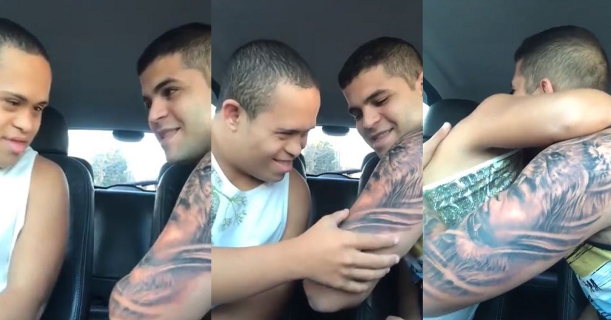 Παιδί με σύνδρομο Down λιώνει από χαρά και δίνει το πιο γλυκό φιλί στον αδερφό του που έκανε τατουάζ με το πρόσωπο του στο χέρι