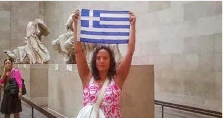 H Ελληνίδα που ύψωσε την γαλανόλευκη στο μουσείο του Λονδίνου μπροστά στις καρυάτιδες