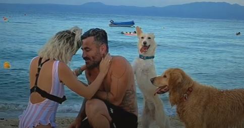 Γιώργος Μαυρίδης: Πρόταση γάμου στην Κρίστυ – Η σκυλίτσα Molly έφερε το δαχτυλίδι