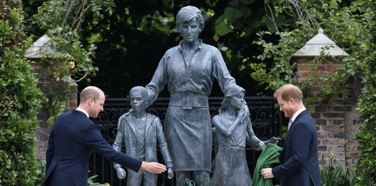 Πριγκίπισσα Νταϊάνα: Συγκινημένοι ο Χάρι και ο Γουίλιαμ αποκάλυψαν το άγαλμα της μητέρας τους