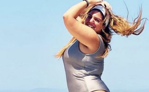 Δανάη Μπάρκα: Ποζάρει με ασημί ολόσωμο μαγιό με φόντο τη θάλασσα και στέλνει το ωραιότερο μήνυμα