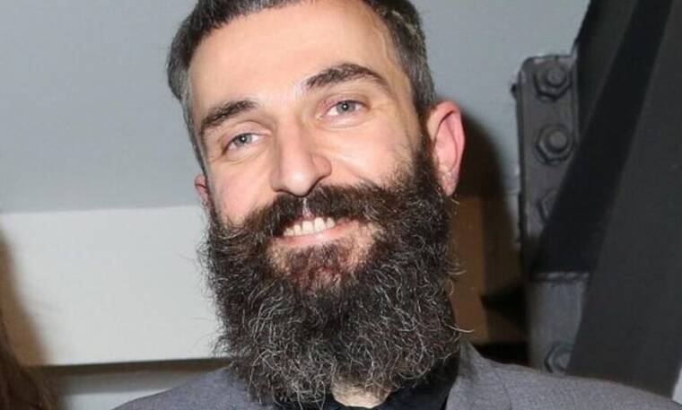 Ο Άρης Σερβετάλης επιστρέφει 20 χρόνια μετά στην ελληνική τηλεόραση – Η σειρά που θα τον δούμε